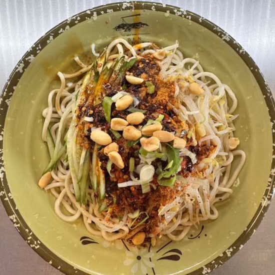 伤心凉面 Sad cold noodles mixed with cucumber shreds in spicy sauce (Super spicy)